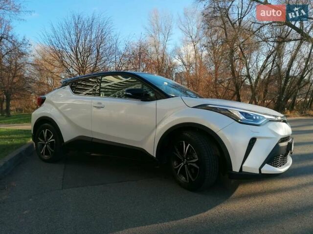 Белый Тойота C-HR, объемом двигателя 1.8 л и пробегом 31 тыс. км за 31000 $, фото 3 на Automoto.ua