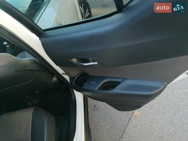 Белый Тойота C-HR, объемом двигателя 1.8 л и пробегом 31 тыс. км за 31000 $, фото 16 на Automoto.ua