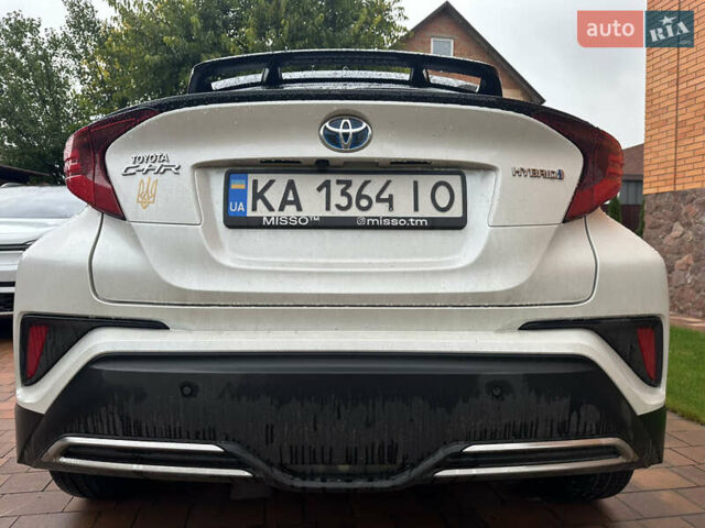 Белый Тойота C-HR, объемом двигателя 1.99 л и пробегом 90 тыс. км за 29700 $, фото 3 на Automoto.ua