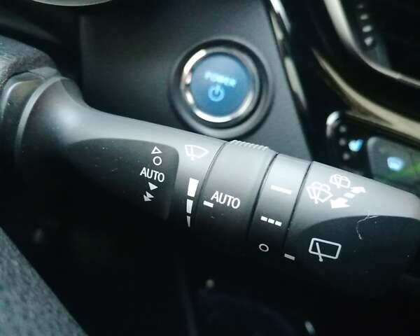 Белый Тойота C-HR, объемом двигателя 1.8 л и пробегом 31 тыс. км за 31000 $, фото 27 на Automoto.ua