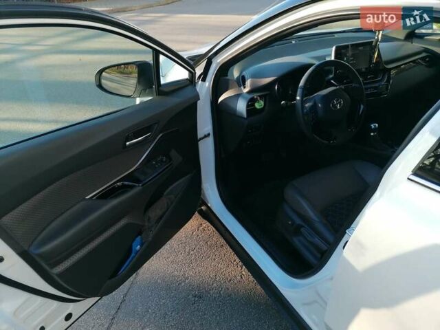 Белый Тойота C-HR, объемом двигателя 1.8 л и пробегом 31 тыс. км за 31000 $, фото 11 на Automoto.ua