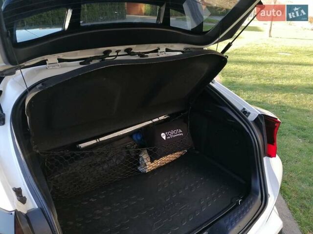 Белый Тойота C-HR, объемом двигателя 1.8 л и пробегом 31 тыс. км за 31000 $, фото 17 на Automoto.ua
