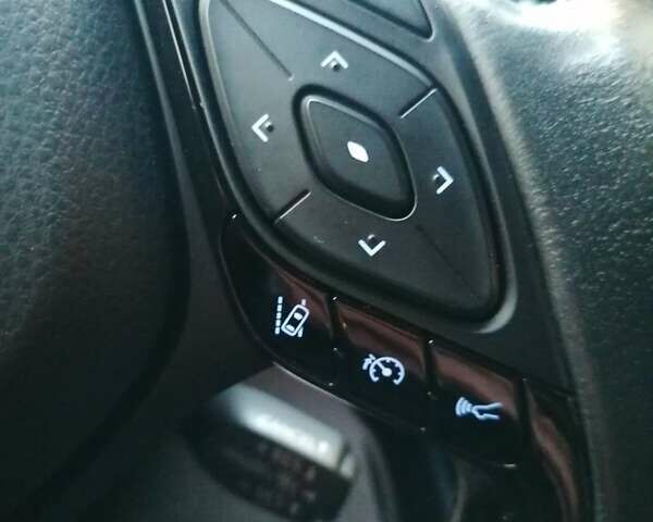 Белый Тойота C-HR, объемом двигателя 1.8 л и пробегом 31 тыс. км за 31000 $, фото 23 на Automoto.ua