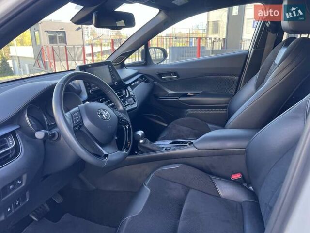 Белый Тойота C-HR, объемом двигателя 1.99 л и пробегом 27 тыс. км за 27500 $, фото 35 на Automoto.ua