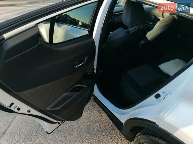 Белый Тойота C-HR, объемом двигателя 1.8 л и пробегом 31 тыс. км за 31000 $, фото 12 на Automoto.ua