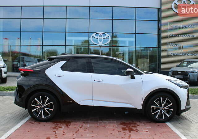 Белый Тойота C-HR, объемом двигателя 2 л и пробегом 17 тыс. км за 43200 $, фото 4 на Automoto.ua