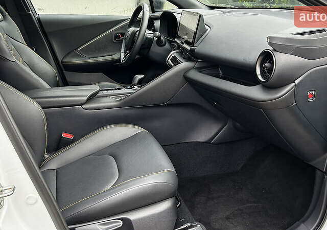 Білий Тойота C-HR, об'ємом двигуна 1.99 л та пробігом 17 тис. км за 43110 $, фото 13 на Automoto.ua