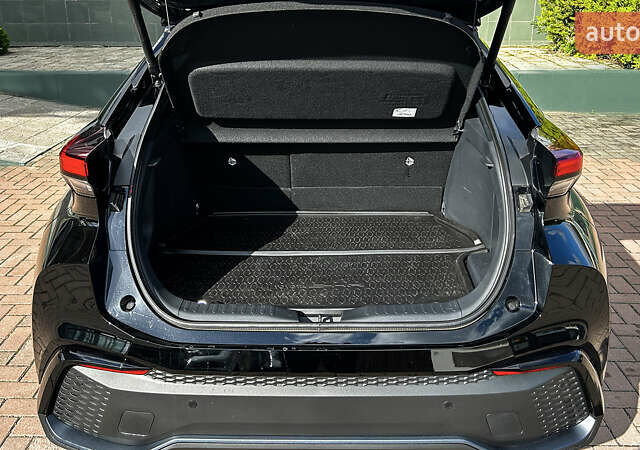 Білий Тойота C-HR, об'ємом двигуна 1.99 л та пробігом 17 тис. км за 43110 $, фото 7 на Automoto.ua