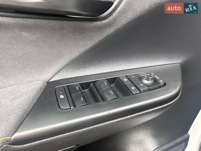Белый Тойота C-HR, объемом двигателя 2 л и пробегом 14 тыс. км за 40900 $, фото 10 на Automoto.ua