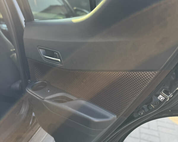 Черный Тойота C-HR, объемом двигателя 1.2 л и пробегом 142 тыс. км за 18000 $, фото 18 на Automoto.ua