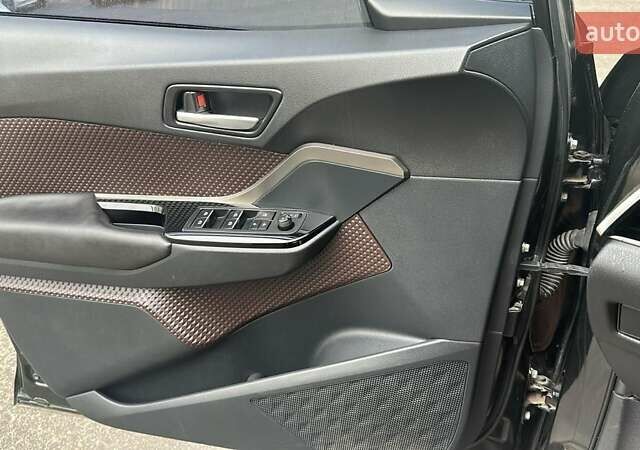 Черный Тойота C-HR, объемом двигателя 1.8 л и пробегом 138 тыс. км за 24500 $, фото 3 на Automoto.ua