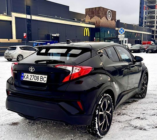 Черный Тойота C-HR, объемом двигателя 2 л и пробегом 131 тыс. км за 18700 $, фото 2 на Automoto.ua