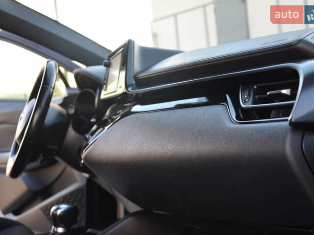 Чорний Тойота C-HR, об'ємом двигуна 2 л та пробігом 77 тис. км за 15850 $, фото 56 на Automoto.ua