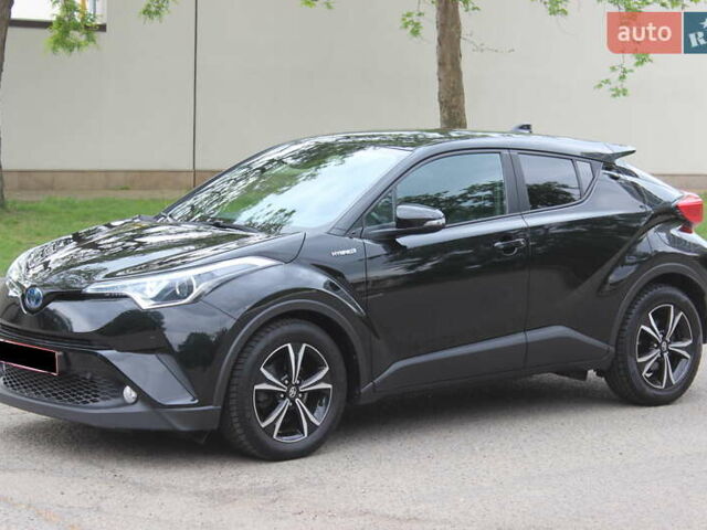 Черный Тойота C-HR, объемом двигателя 1.8 л и пробегом 72 тыс. км за 27699 $, фото 2 на Automoto.ua