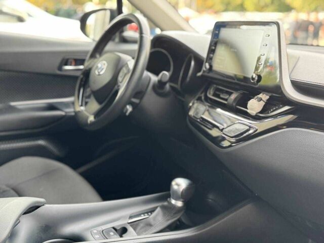 Чорний Тойота C-HR, об'ємом двигуна 1.8 л та пробігом 32 тис. км за 25900 $, фото 9 на Automoto.ua