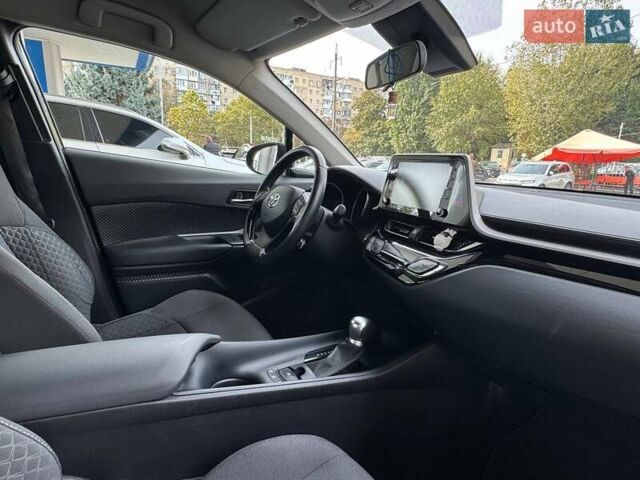 Чорний Тойота C-HR, об'ємом двигуна 1.8 л та пробігом 32 тис. км за 25900 $, фото 13 на Automoto.ua