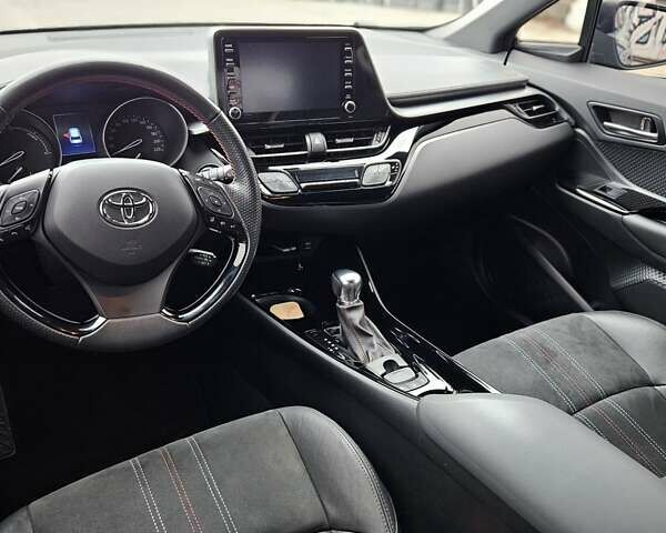 Чорний Тойота C-HR, об'ємом двигуна 1.99 л та пробігом 57 тис. км за 30000 $, фото 15 на Automoto.ua