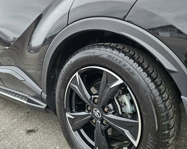 Чорний Тойота C-HR, об'ємом двигуна 1.99 л та пробігом 57 тис. км за 30000 $, фото 16 на Automoto.ua