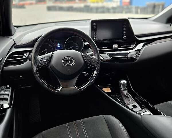 Чорний Тойота C-HR, об'ємом двигуна 1.99 л та пробігом 57 тис. км за 30000 $, фото 3 на Automoto.ua
