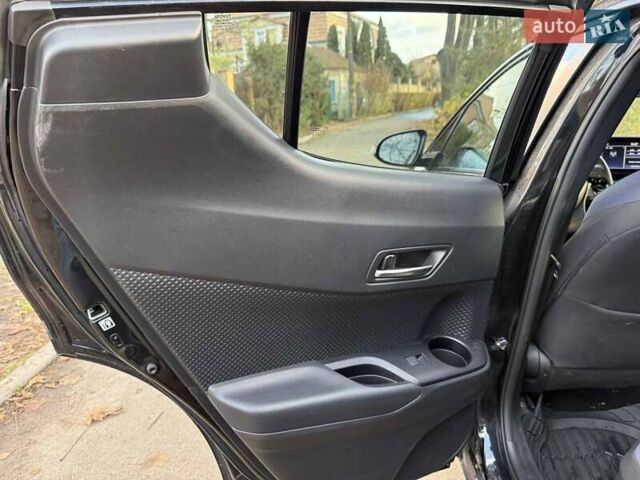 Чорний Тойота C-HR, об'ємом двигуна 2 л та пробігом 38 тис. км за 21990 $, фото 15 на Automoto.ua