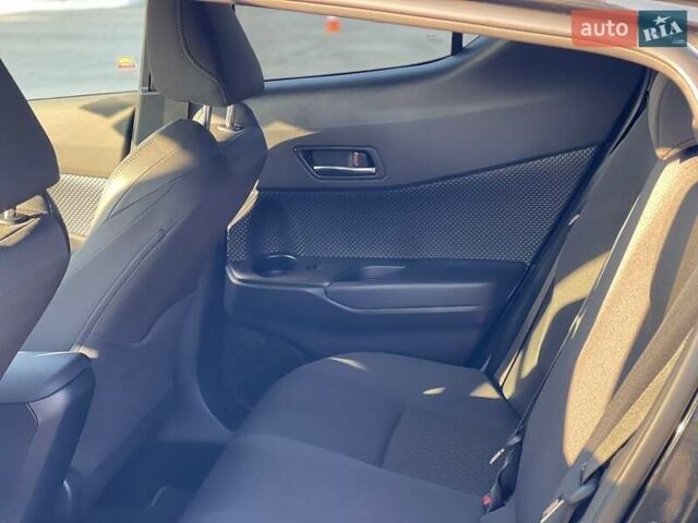Черный Тойота C-HR, объемом двигателя 0 л и пробегом 2 тыс. км за 32750 $, фото 24 на Automoto.ua