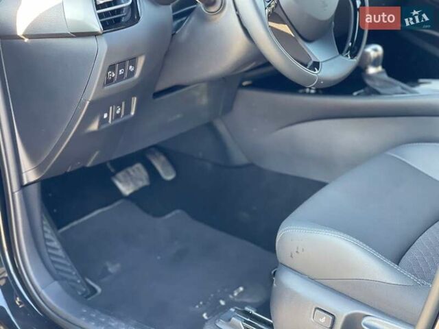 Черный Тойота C-HR, объемом двигателя 0 л и пробегом 2 тыс. км за 32750 $, фото 38 на Automoto.ua