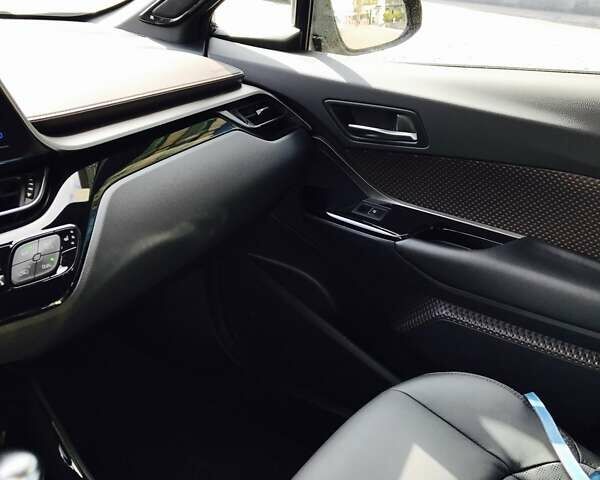 Коричневый Тойота C-HR, объемом двигателя 1.2 л и пробегом 57 тыс. км за 23500 $, фото 3 на Automoto.ua