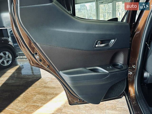 Коричневый Тойота C-HR, объемом двигателя 1.2 л и пробегом 56 тыс. км за 18900 $, фото 35 на Automoto.ua