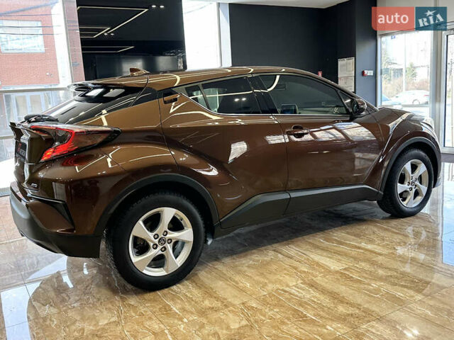 Коричневый Тойота C-HR, объемом двигателя 1.2 л и пробегом 56 тыс. км за 18900 $, фото 6 на Automoto.ua