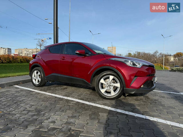 Красный Тойота C-HR, объемом двигателя 1.2 л и пробегом 88 тыс. км за 20200 $, фото 1 на Automoto.ua