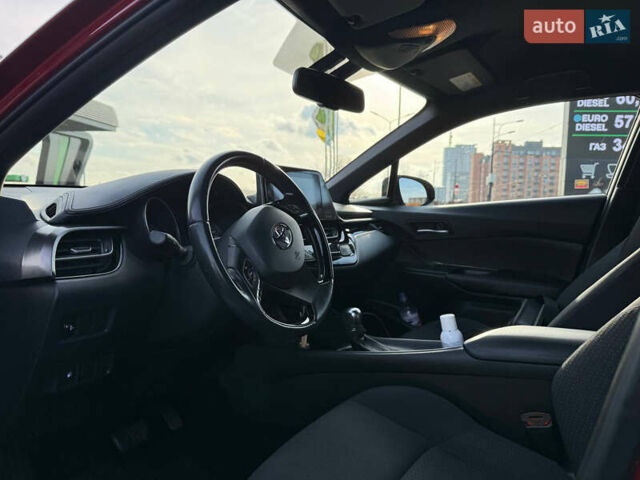 Красный Тойота C-HR, объемом двигателя 1.2 л и пробегом 88 тыс. км за 20200 $, фото 11 на Automoto.ua