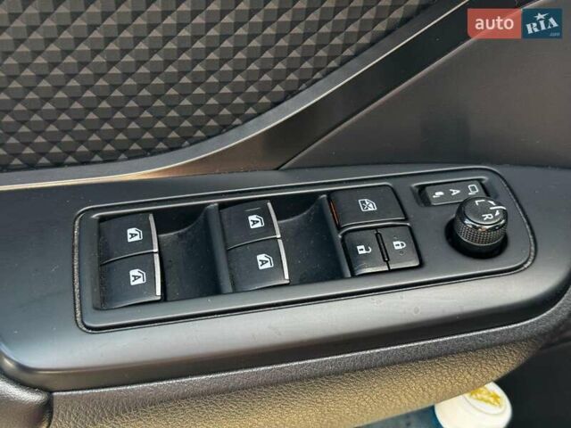 Красный Тойота C-HR, объемом двигателя 2 л и пробегом 76 тыс. км за 16640 $, фото 9 на Automoto.ua