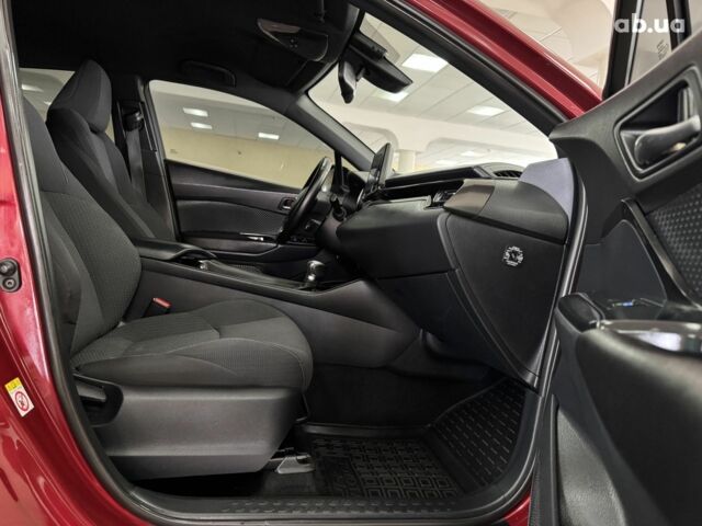 Красный Тойота C-HR, объемом двигателя 0 л и пробегом 133 тыс. км за 19500 $, фото 7 на Automoto.ua