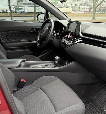 Красный Тойота C-HR, объемом двигателя 2 л и пробегом 60 тыс. км за 18500 $, фото 17 на Automoto.ua