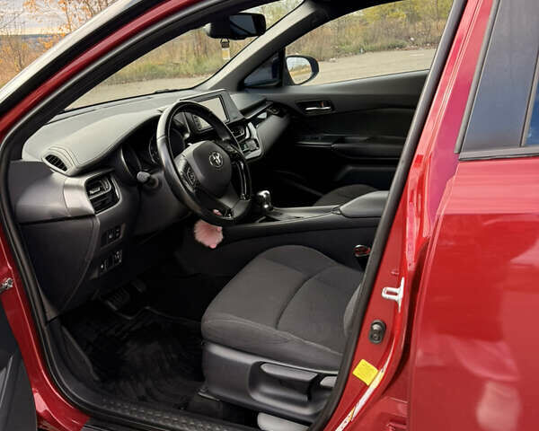 Красный Тойота C-HR, объемом двигателя 1.99 л и пробегом 110 тыс. км за 19200 $, фото 14 на Automoto.ua