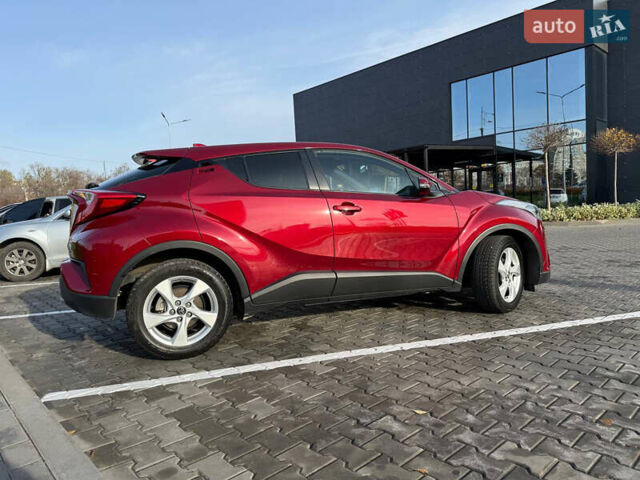 Красный Тойота C-HR, объемом двигателя 1.2 л и пробегом 88 тыс. км за 20200 $, фото 2 на Automoto.ua
