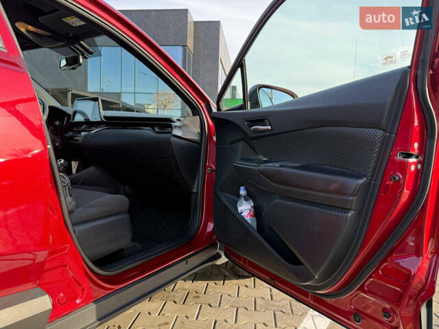 Красный Тойота C-HR, объемом двигателя 1.2 л и пробегом 88 тыс. км за 20200 $, фото 16 на Automoto.ua