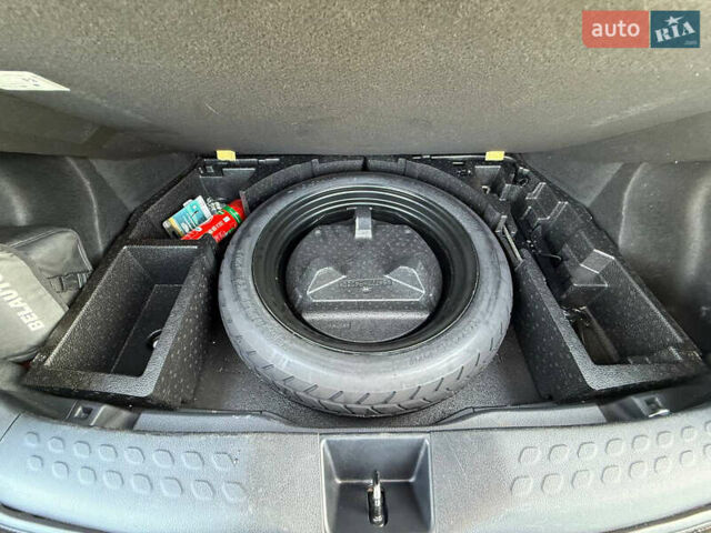 Красный Тойота C-HR, объемом двигателя 1.2 л и пробегом 88 тыс. км за 20200 $, фото 18 на Automoto.ua