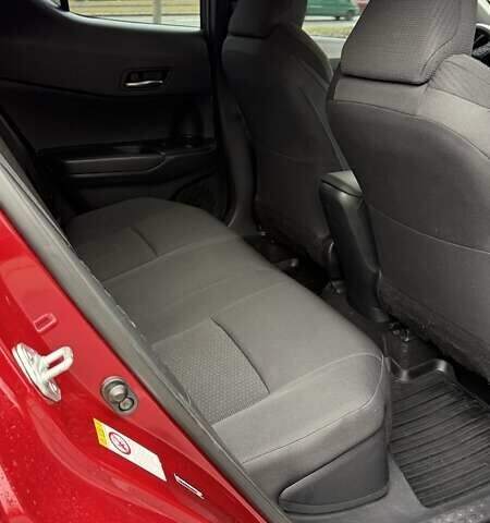 Красный Тойота C-HR, объемом двигателя 2 л и пробегом 60 тыс. км за 18500 $, фото 18 на Automoto.ua
