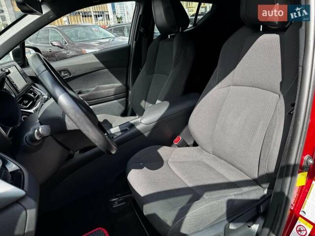 Красный Тойота C-HR, объемом двигателя 2 л и пробегом 76 тыс. км за 16640 $, фото 10 на Automoto.ua
