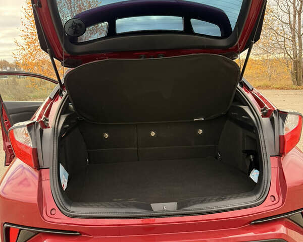 Красный Тойота C-HR, объемом двигателя 1.99 л и пробегом 110 тыс. км за 19200 $, фото 12 на Automoto.ua