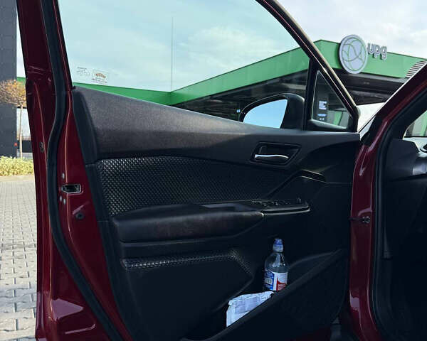 Красный Тойота C-HR, объемом двигателя 1.2 л и пробегом 88 тыс. км за 20200 $, фото 10 на Automoto.ua