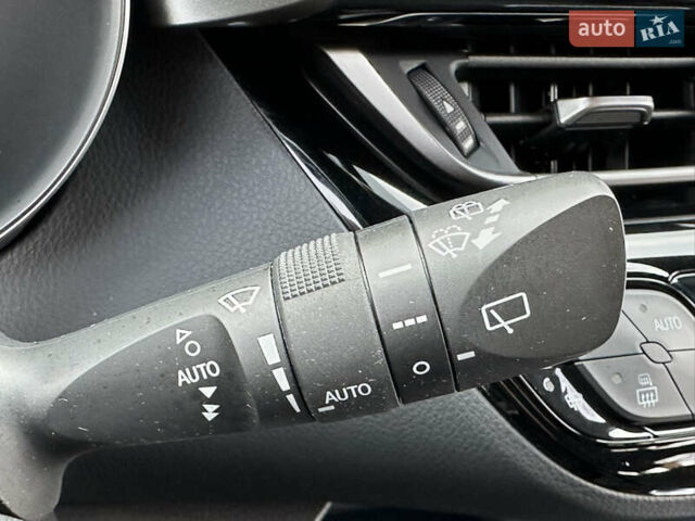 Красный Тойота C-HR, объемом двигателя 1.99 л и пробегом 46 тыс. км за 21500 $, фото 97 на Automoto.ua