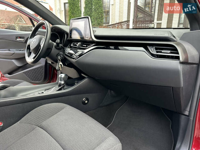 Красный Тойота C-HR, объемом двигателя 1.99 л и пробегом 46 тыс. км за 21500 $, фото 118 на Automoto.ua