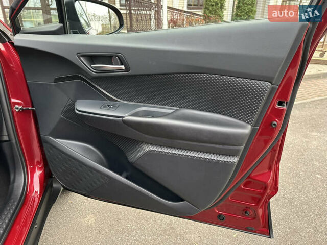 Красный Тойота C-HR, объемом двигателя 1.99 л и пробегом 46 тыс. км за 21500 $, фото 124 на Automoto.ua