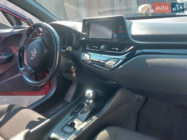 Червоний Тойота C-HR, об'ємом двигуна 2 л та пробігом 77 тис. км за 19900 $, фото 15 на Automoto.ua