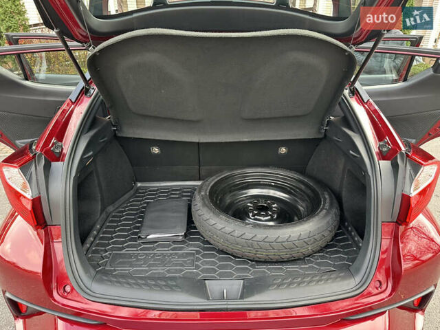 Красный Тойота C-HR, объемом двигателя 1.99 л и пробегом 46 тыс. км за 21500 $, фото 142 на Automoto.ua