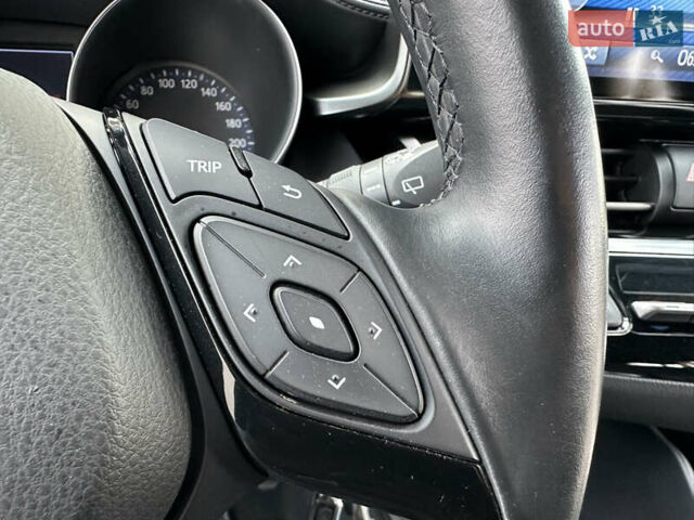 Красный Тойота C-HR, объемом двигателя 1.99 л и пробегом 46 тыс. км за 21500 $, фото 98 на Automoto.ua