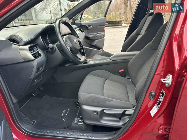 Красный Тойота C-HR, объемом двигателя 1.99 л и пробегом 46 тыс. км за 21500 $, фото 80 на Automoto.ua