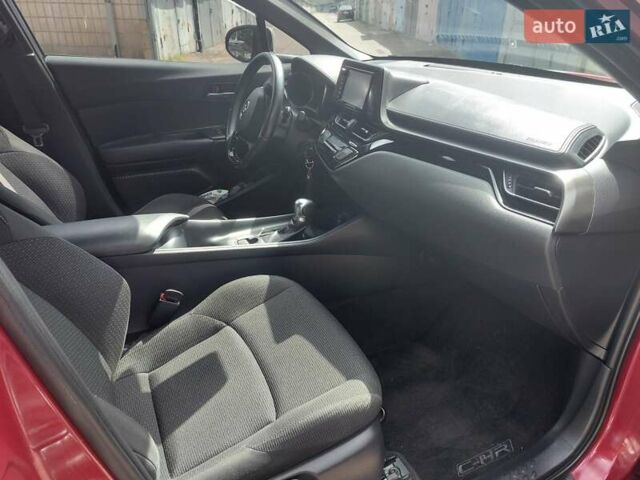 Красный Тойота C-HR, объемом двигателя 1.99 л и пробегом 77 тыс. км за 19900 $, фото 18 на Automoto.ua